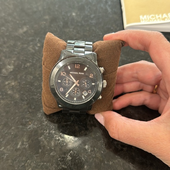 Stylish Michael Kors Black Watch - Picture 5 of 5